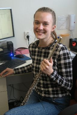 <b>Nikola Hřibová DiS.</b><br>příčná flétna, <br>zobvcová flétna